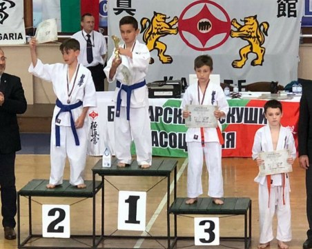 Малките каратеки на пловдивския “Улот Сморт“ с 5 медала от държавното в Бургас СНИМКИ