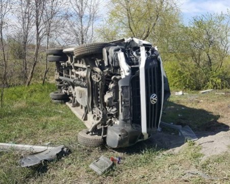 Микробус с деца се обърна, има пострадали