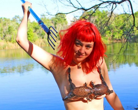 Не в принцове! Жаби се превръщат в... бански костюми СНИМКИ