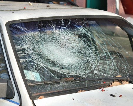 Пиян мъж потроши кола през заведение  край Пловдив