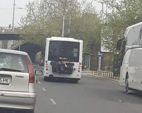 Пловдивски ученици се метнаха на задницата на автобус, висят от рейса като маймуни СНИМКА