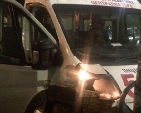 Тежка катастрофа! Такси и маршрутка се удариха, има много пострадали
