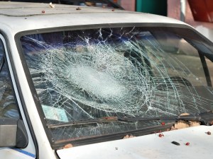 Пиян мъж потроши кола през заведение край Пловдив