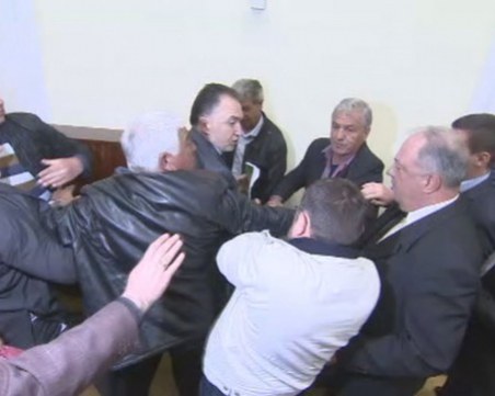 Блъскане и скандали на конгреса на СДС, карловският кмет в центъра на събитията СНИМКИ