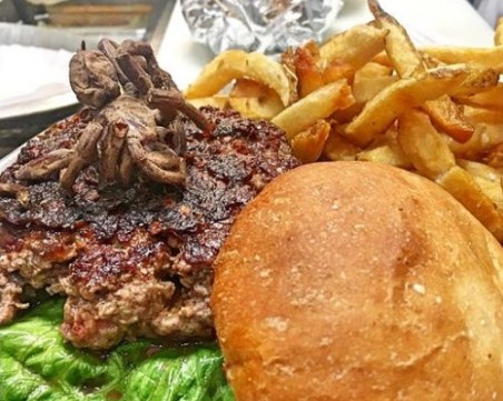 Бургери с тарантули - хит в заведение за бързо хранене