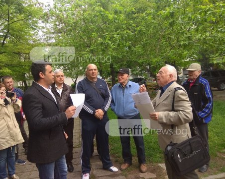 И това се случи! Цял блок скочи срещу детска площадка, искали паркинг ВИДЕО и СНИМКИ