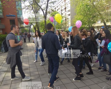 Ученици от Търговската с уникална изненада за класната си, разплакаха я от радост СНИМКИ