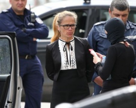 Кметицата на “Младост“ потърсила адвокат, не го пускат при нея