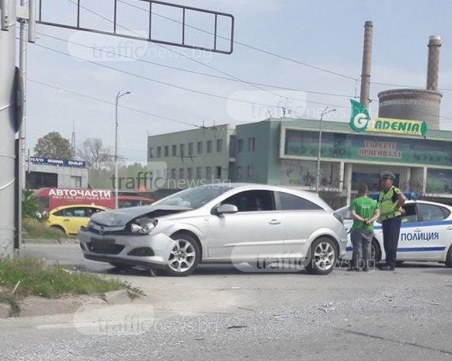 Кола се заби в стълб на изхода на Пловдив СНИМКИ
