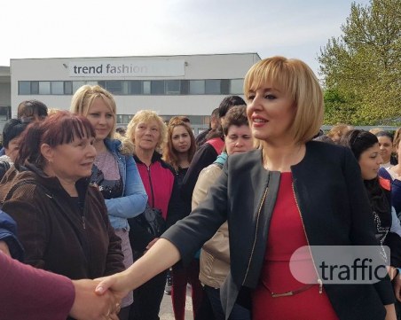 Мая Манолова обеща на шивачките край Пловдив да си получат парите ВИДЕО и СНИМКИ