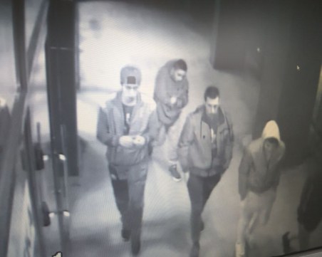 Младежи разбиха и обраха кафе автомат в Пловдив! Познавате ли ги? СНИМКИ