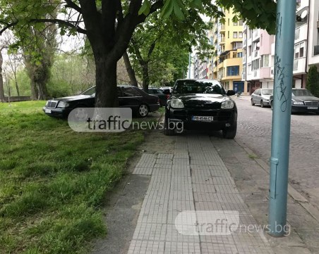 Паркомясто с изглед към Марица! Другият път направо в реката… СНИМКИ