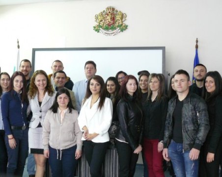 Студенти по право станаха 