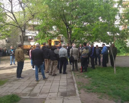 Успяха! 20 гневни пловдивчани блокираха направата на детска площадка СНИМКИ и ВИДЕО