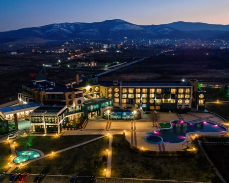 Зашеметяващ хотел край Пловдив предлага бягство от реалността и СПА удоволствия за Гергьовден