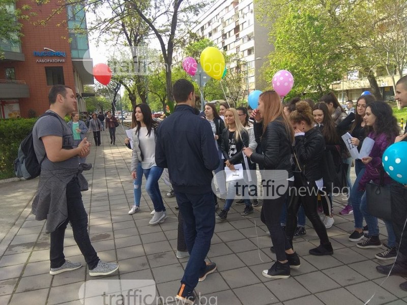 Ученици от Търговската с уникална изненада за класната си, разплакаха я от радост СНИМКИ