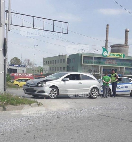 Кола се заби в стълб на изхода на Пловдив СНИМКИ