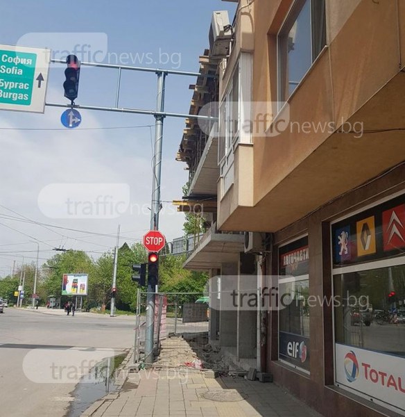 Поредното инженерно чудо  в Пловдив: Светофар в средата на… хола СНИМКИ