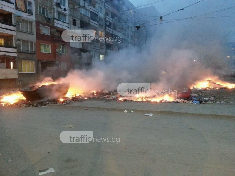 Пожар избухна в Столипиново! Горяха купища боклуци СНИМКИ