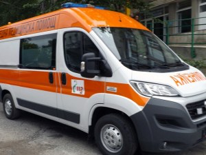 Микробус потегли сам и помете млада жена