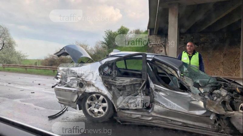 Жестока катастрофа на магистралата до Пловдив, кола е смачкана до неузнаваемост СНИМКИ