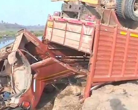 Камион със сватбари се сгромоляса от мост, загинаха над 20 души