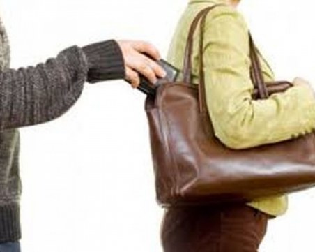 Ловък джебчия сряза чантата на жена на пазара, отмъкна й портмонето