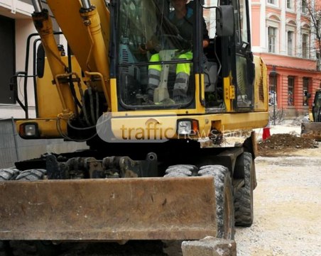 Неволите по “Отец Паисий“ продължават! Багер скъса кабел, остави центъра без ток