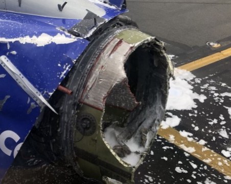 Повреден двигател счупи прозорец на самолет, уби човек