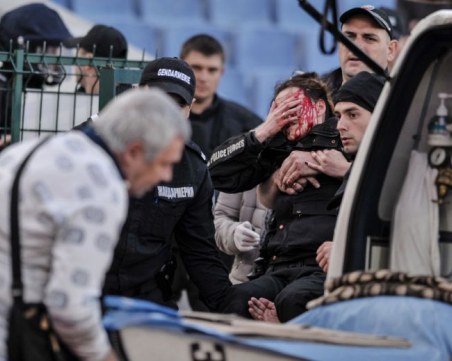 Раниха полицайка на дербито! Жената е обляна в кръв, откарана е в болница СНИМКИ