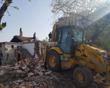 Ромите изпревариха багерите в Армана, сами започнаха да бутат къщите си СНИМКИ