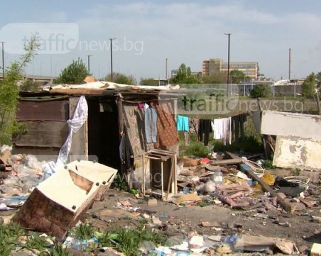 Ромка от Армана живее в колиба с децата си, бутнали й къщата преди година СНИМКИ