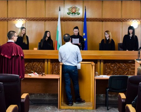 Само за час: Пловдивски ученици осъдиха жесток убиец СНИМКИ