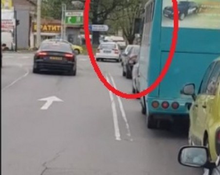 Патрулка направи 4 груби нарушения за 4 секунди на кръстовище ВИДЕО