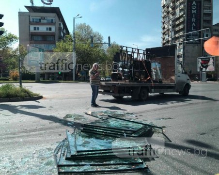 Стъкла по пътя! Блокирано е кръстовище в центъра на Пловдив СНИМКИ