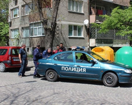 Забиха акт на младежи, лепели реклами по дървета и стълбове СНИМКИ