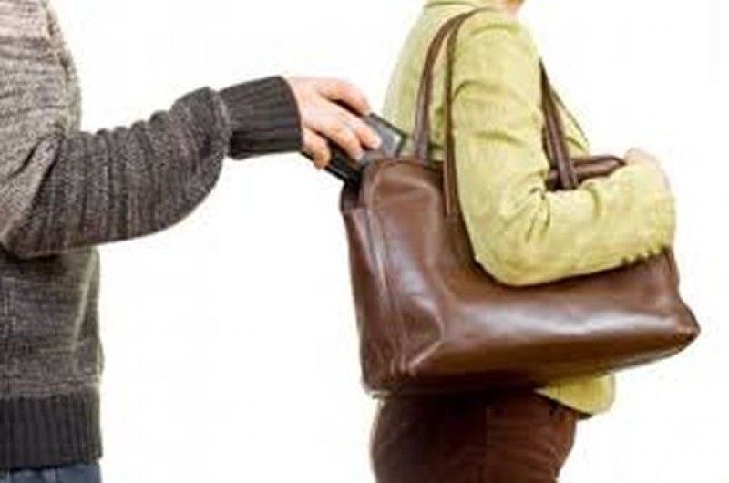 Ловък джебчия сряза чантата на жена на пазара, отмъкна й портмонето