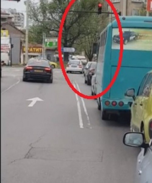 Патрулка направи 4 груби нарушения за 4 секунди на кръстовище ВИДЕО