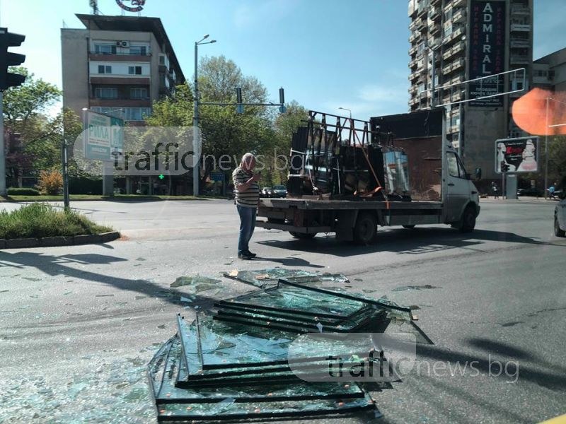 Стъкла по пътя! Блокирано е кръстовище в центъра на Пловдив СНИМКИ