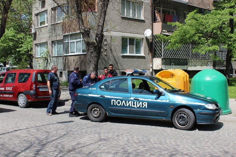 Забиха акт на младежи, лепели реклами по дървета и стълбове СНИМКИ