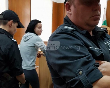 Габриела опитала да натопи майка си, че е шофирала джипа, сътворил мелето край Оазиса СНИМКИ