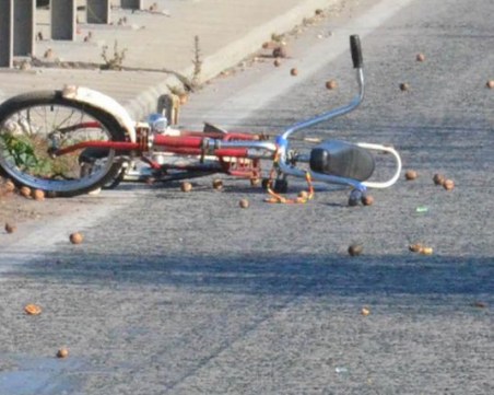 Мъж помете с колата си велосипедист и избяга