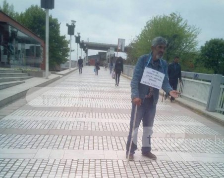 Пийняците окупираха Пешеходния мост! Пловдивчани гледат сеир и... им купуват ракията ВИДЕО