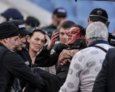 Спас Русев и Левски заклеймиха феновете с бомбичката