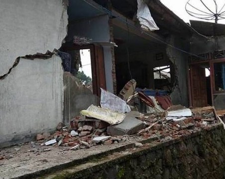 Трус със сила от 4,4 по Рихтер внесе смут в Индонезия тази сутрин