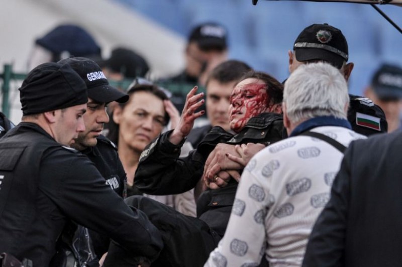 Спас Русев и Левски заклеймиха феновете с бомбичката