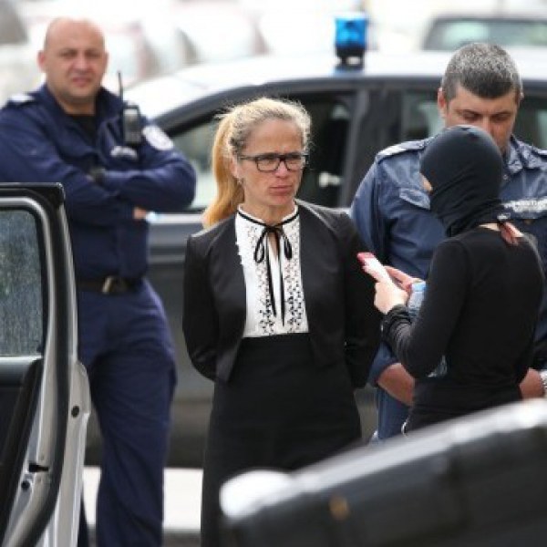 Утре решават дали да оставят за постоянно в ареста кметицата Иванчева