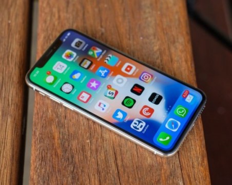Apple ще пусне двойно по-евтин от iPhone X модел