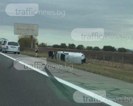 Кола се преобърна на магистралата до Пловдив, двама са в болница