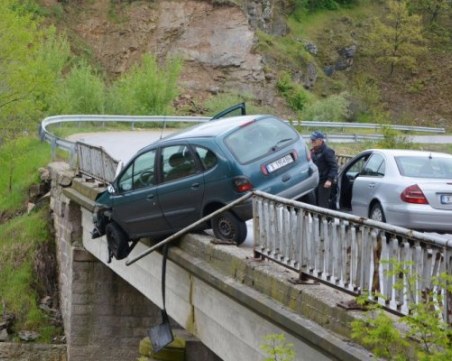 На ръба! Автомобил като по чудо не падна в река след катастрофа СНИМКИ